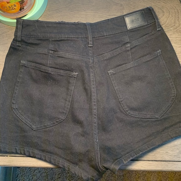 UO High-Waisted Black Denim Shorts - Picture 6 of 6